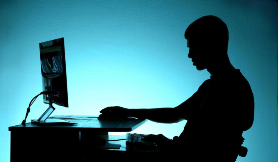 adolescente no computador